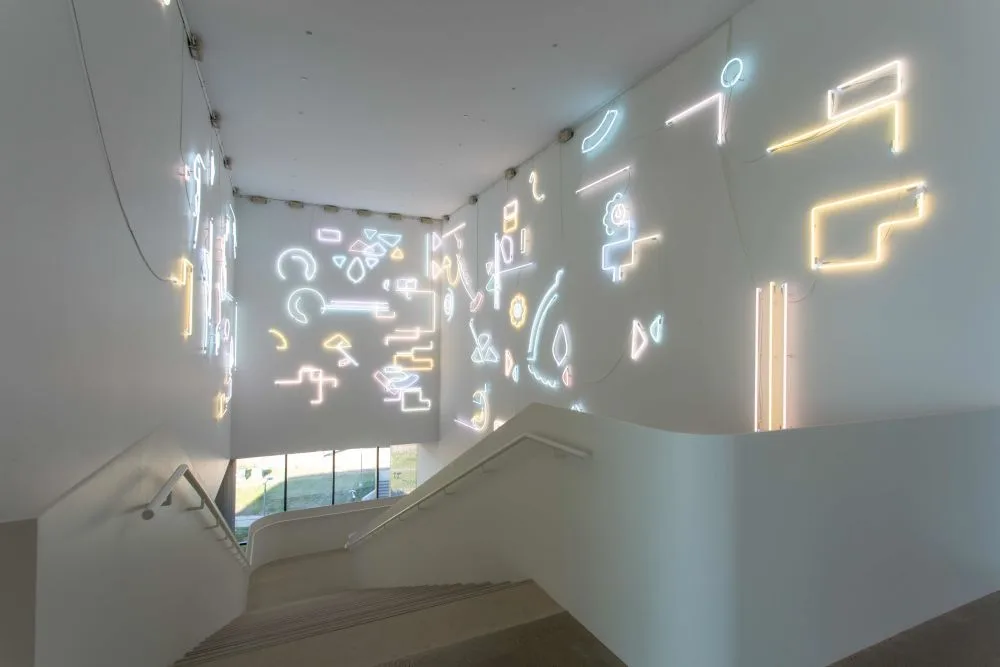Pae White, < L3U~. > C≈K¥◊CHΔRMS‡ (Lucky Charms), Installation view 2017. Photo Blaine Campbell